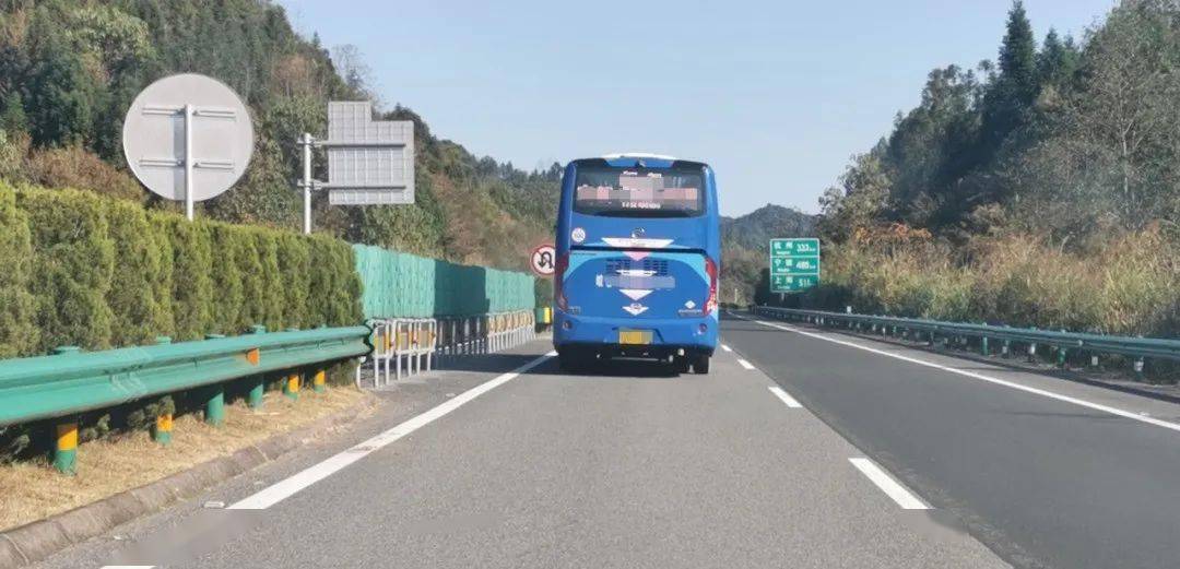 【祁门新闻】一客车高速上不按规定车道行驶,竟发生了.