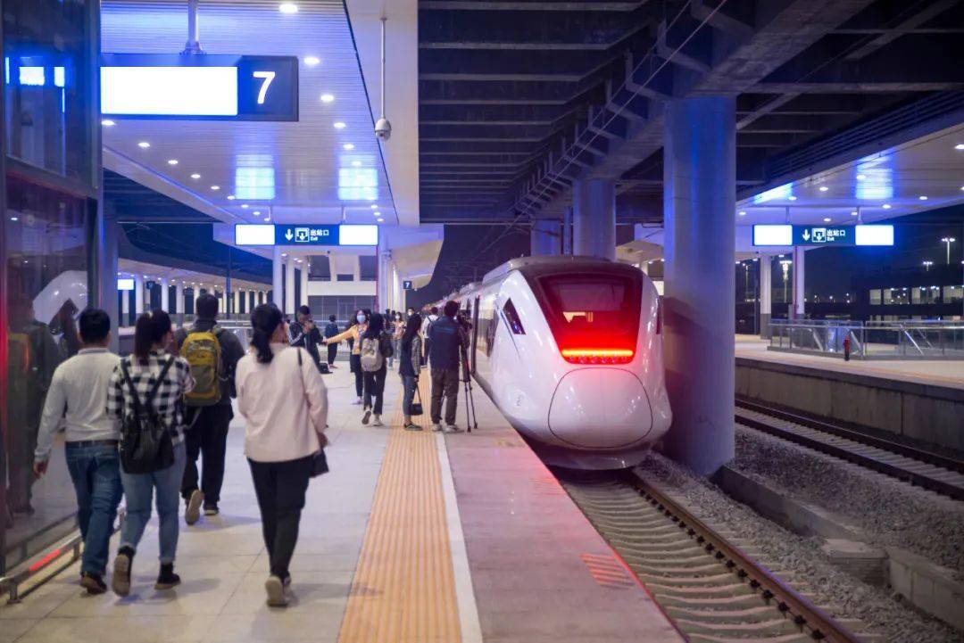 "咔嚓"~6:30分江门站首趟列车驶出站台从江门站出发的感觉真好!