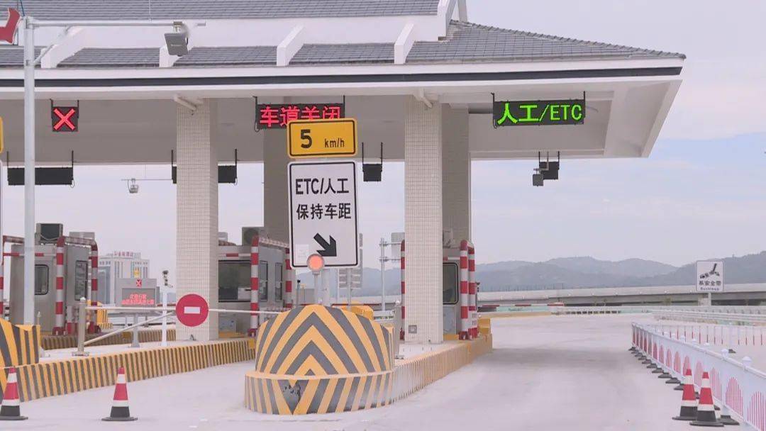 在汕湛高速公路峡山出入口记者看到,各项配套设施建设已全部完成,崭新