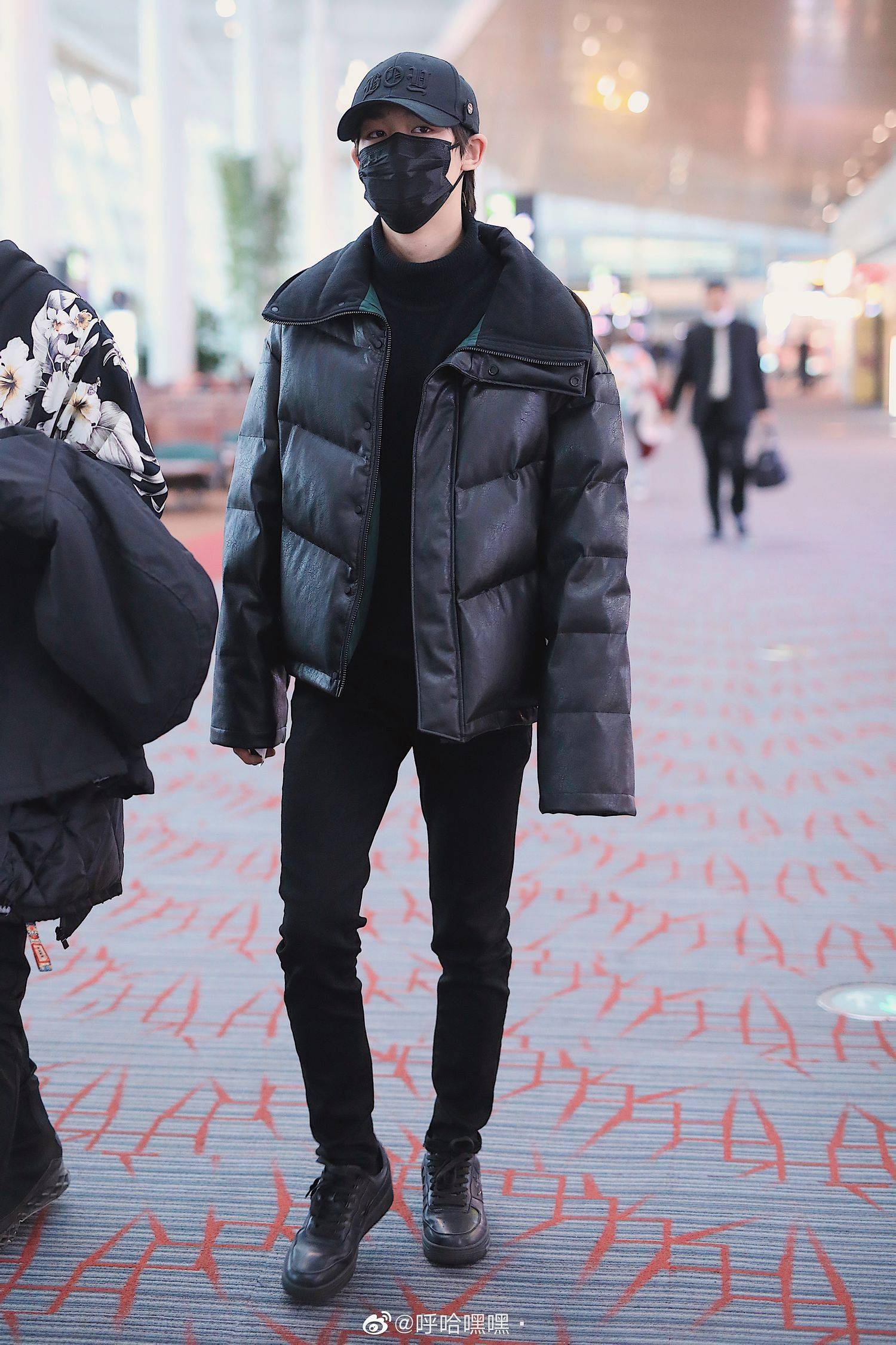 丁程鑫allblack现身厦门机场咱们酷着呢