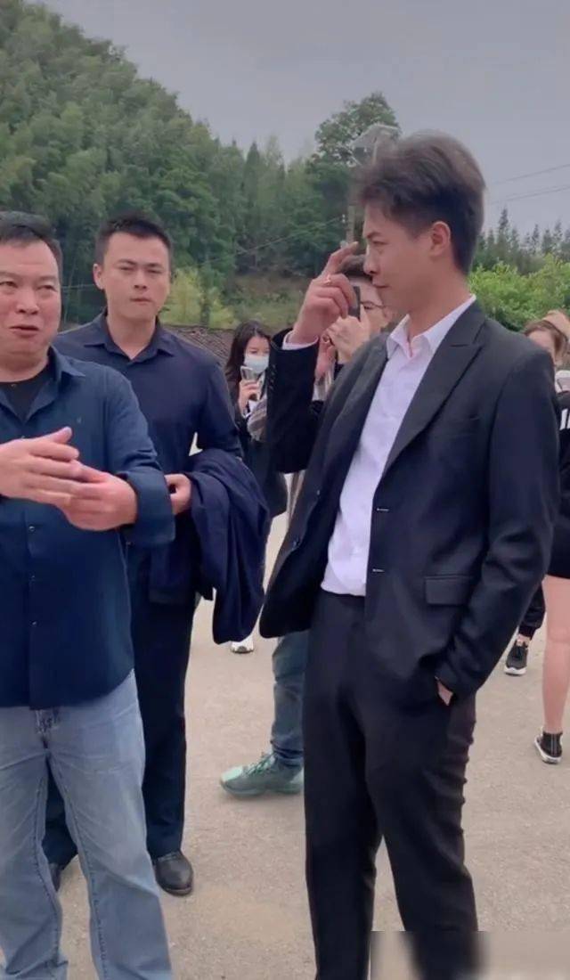 许华升与老表来怀集检查路灯质量一起来看看