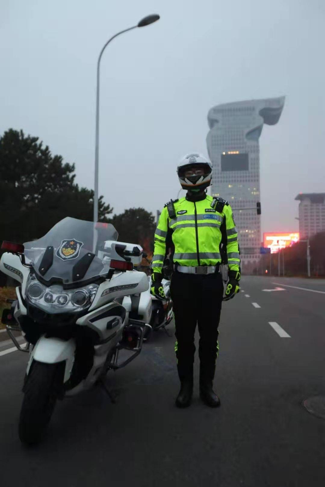 北京铁骑交警今天正式着新式警用骑行服亮相!