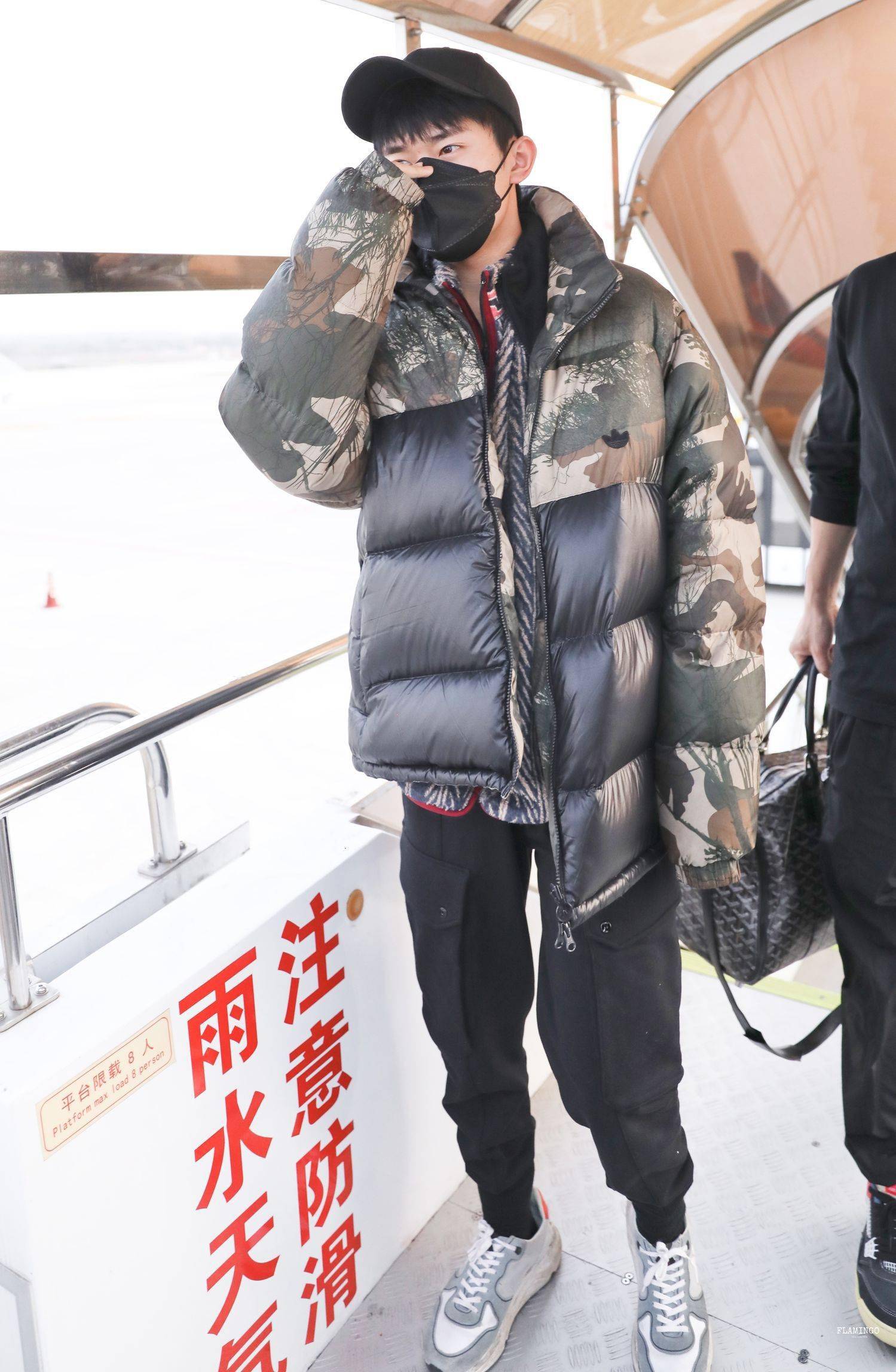 易烊千玺无锡飞北京出发酷盖捏鼻子一秒暴露可爱属性