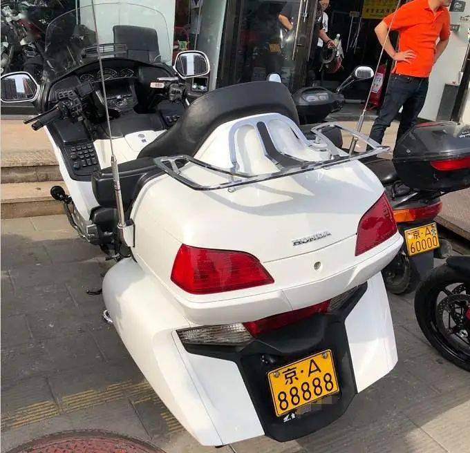 摩托车拍出303万天价,仅为了一张"京a"牌照?