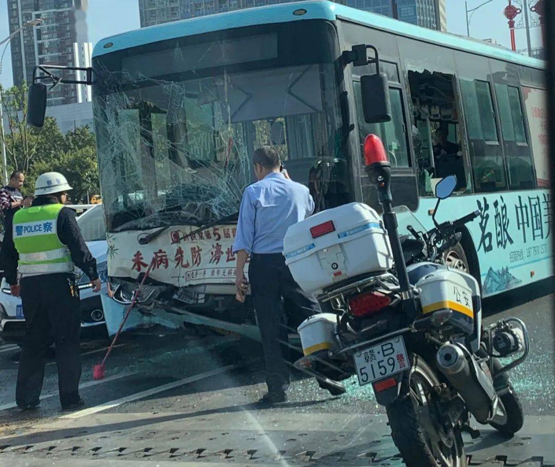 赣州一公交车发生车祸7人受伤车头变形前挡玻璃破碎