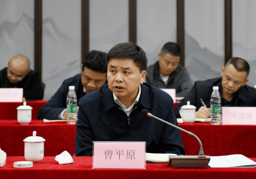 11月13日上午,区委书记曾平原来到市规划勘测设计院,调度我区老旧小区