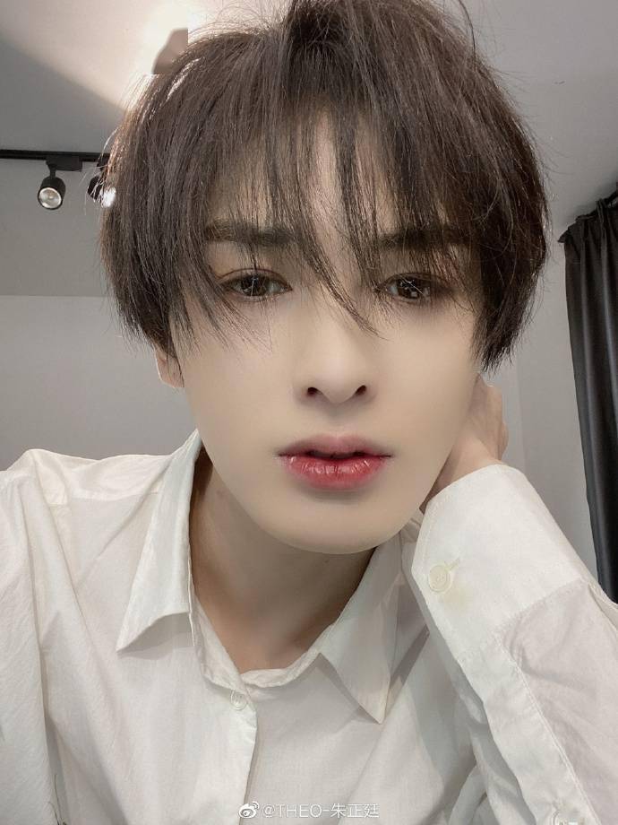 朱正廷美貌自拍终于安排上了请接收来自帅哥的深情注视