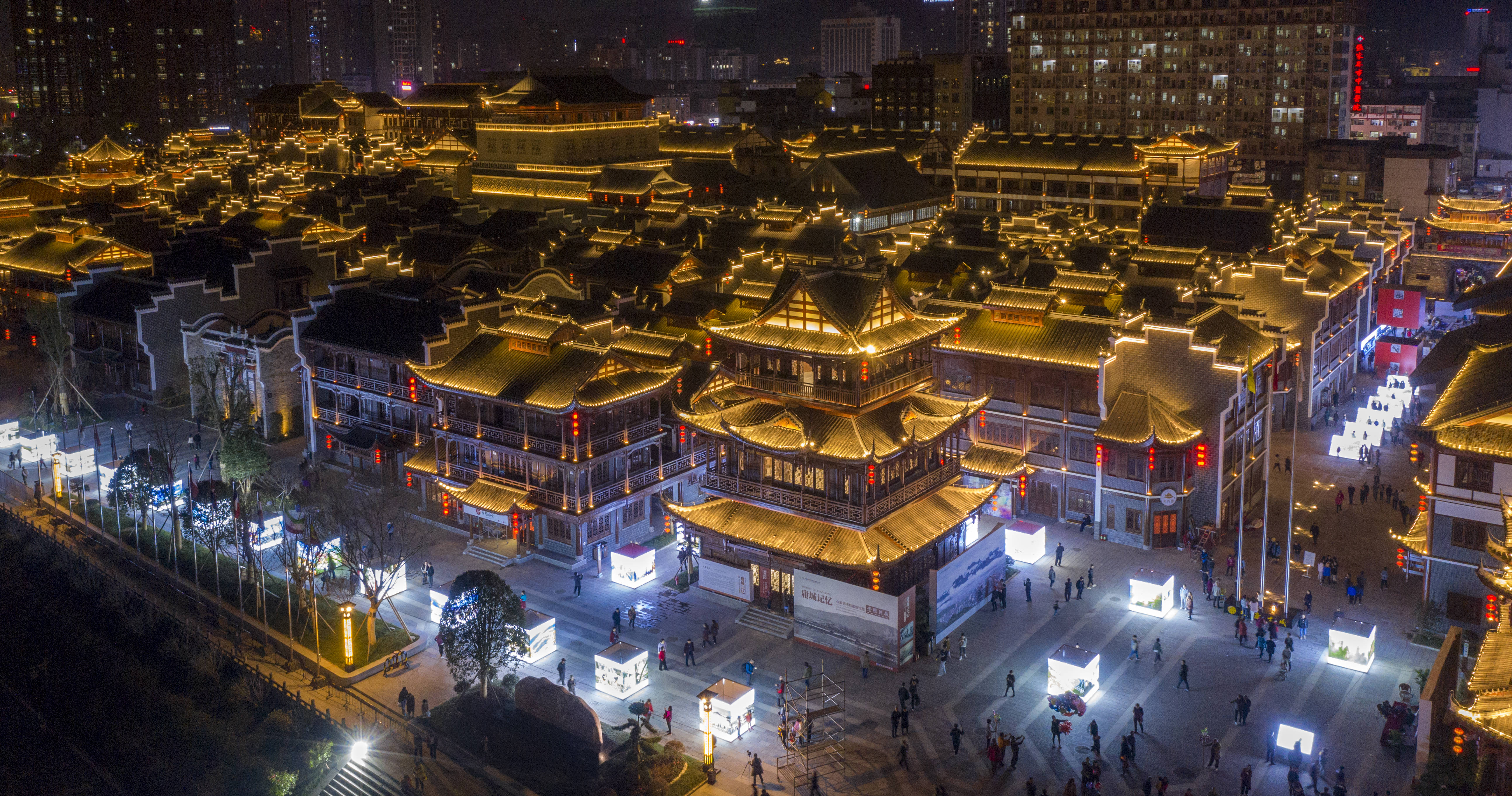 世界遗产摄影大展举办地大庸古城夜景 薛楠 摄据了解,张家界市将以本