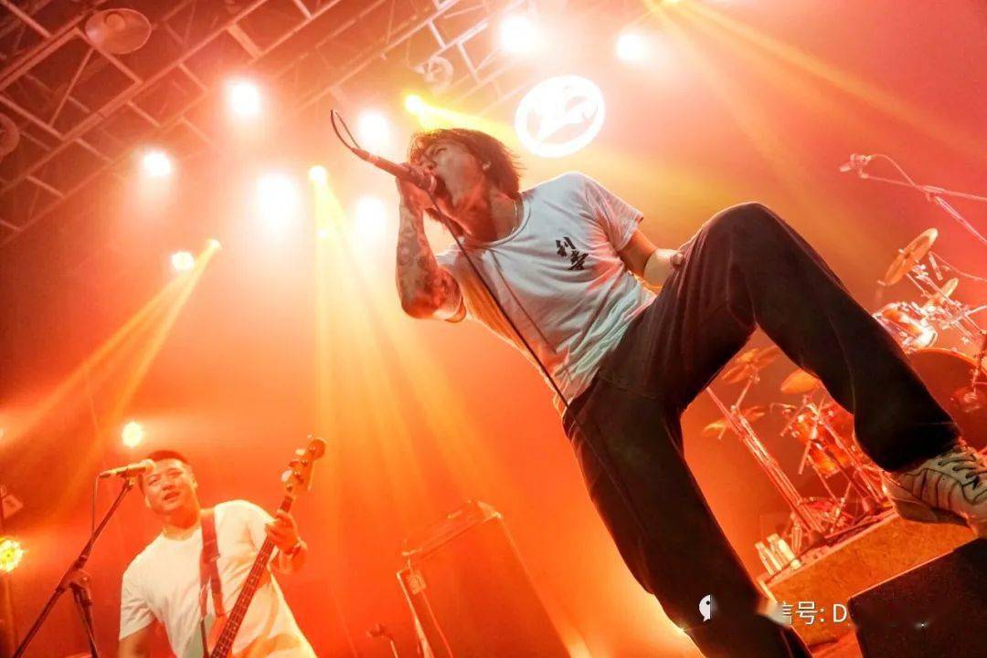 2019年"利事"发表两首单曲《午夜狂奔》,《夏末四顾