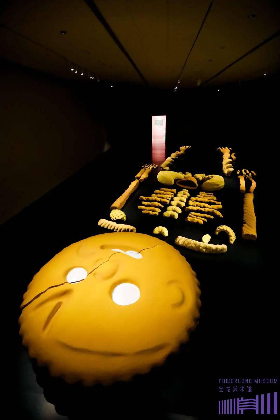 观众在高处看,就会看到一个完整的人体骨骼结构!