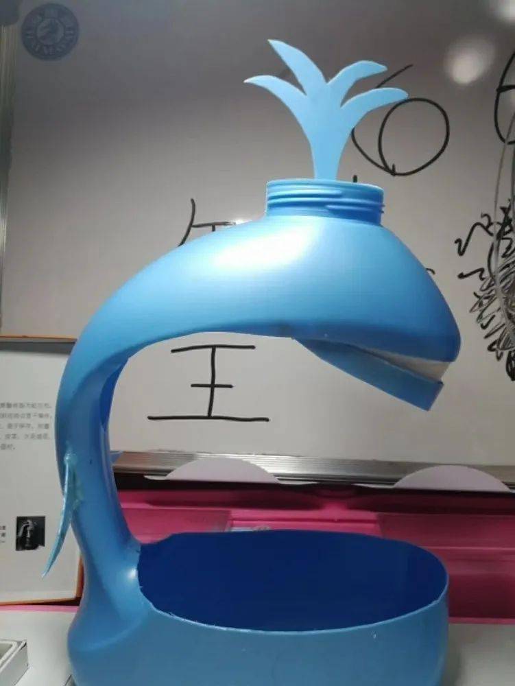 小海豚变身记——王鹤菲17本作品由杯子包装盒改造而来