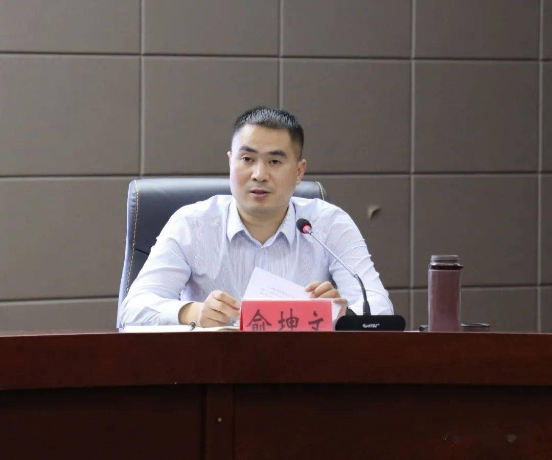 横峰县脱贫攻坚工作推进会召开_俞坤文