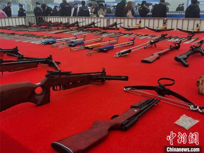 警方收缴的非法枪支.刘鹏 摄