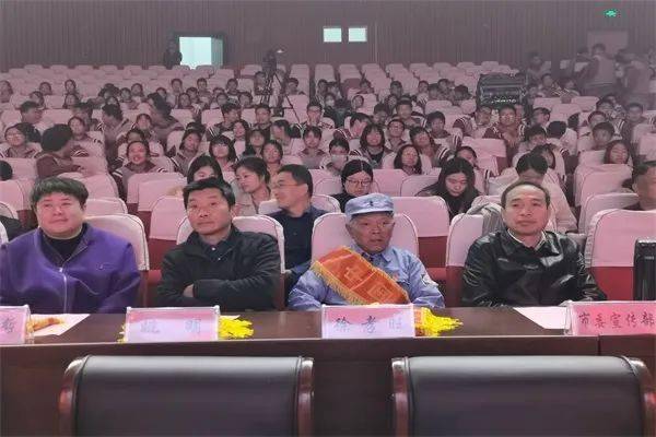 当"中国好人"徐孝旺的事迹短片在北师大附校礼堂播