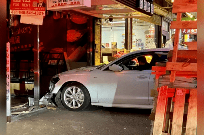 法拉盛抢车位大打出手开着奥迪直接撞人失控撞进当天才开张的西饼店