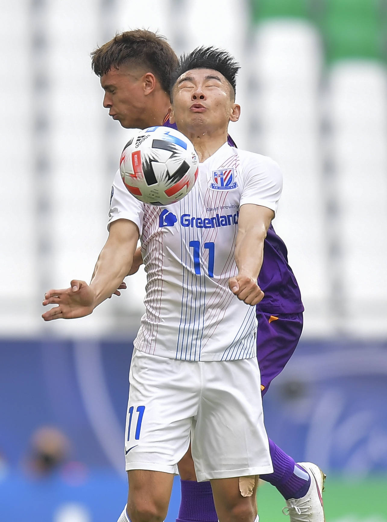 新华社照片,多哈,2020年11月18日11月18日,上海申花队球员于汉超(前)