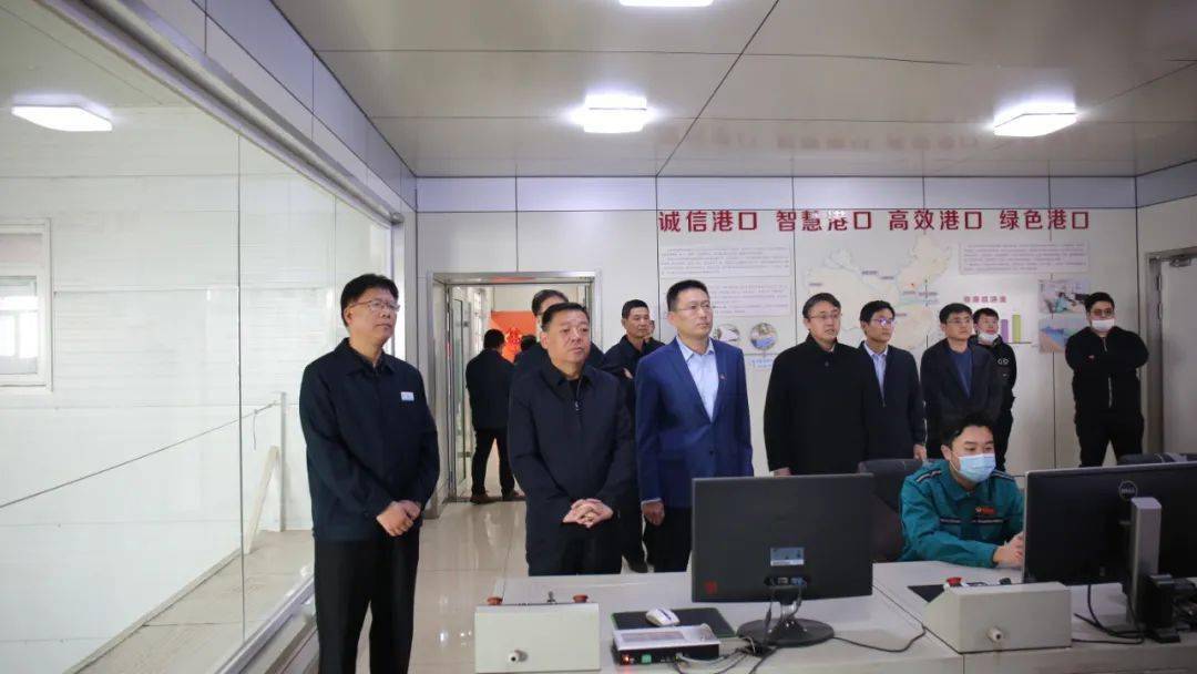 在裕廊公司车间,看到操作现场干净整洁无积尘,牟耀文