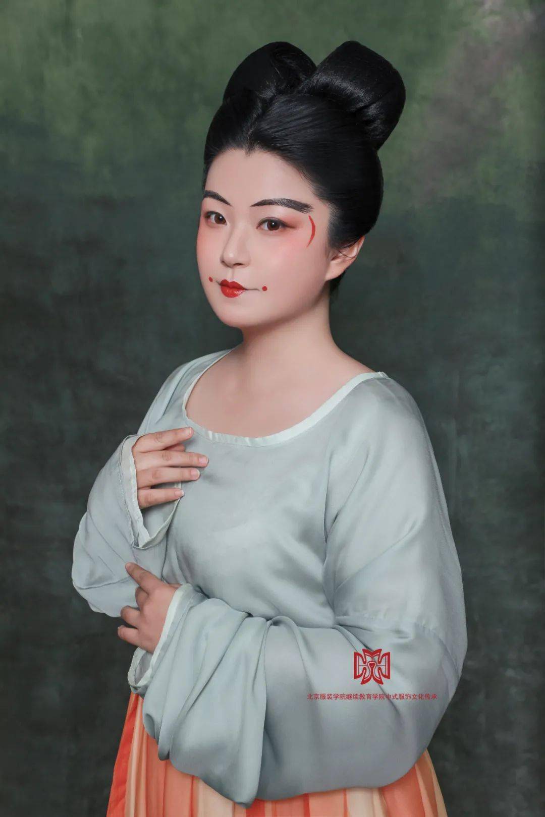 此发髻多为唐代妇人所用,且较符合年龄偏大的女子