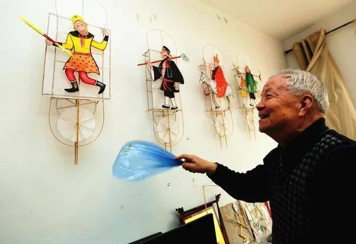 墙壁上醒目地挂着他刚刚制作完成的"唐僧师徒取经路上"动态风筝,色彩