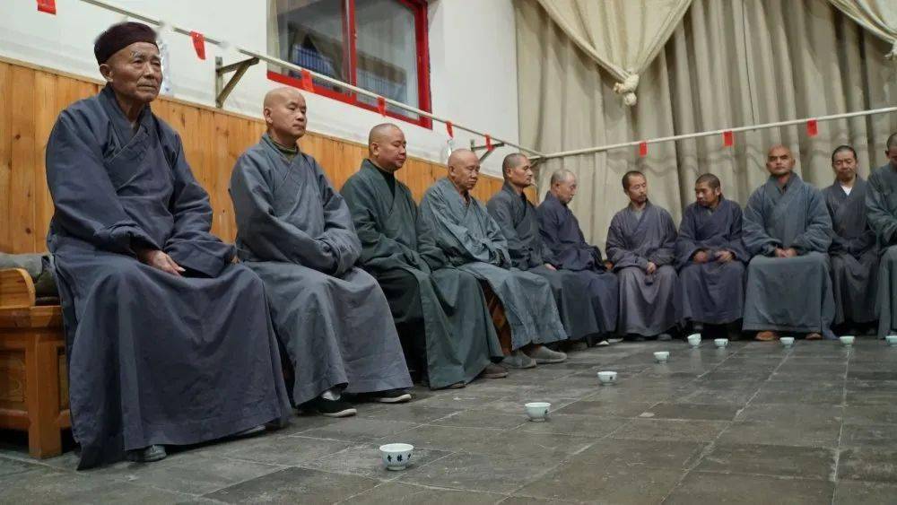 普茶维那宣禅堂规约下午五点半,众禅和子随班首,维那于禅堂普茶.