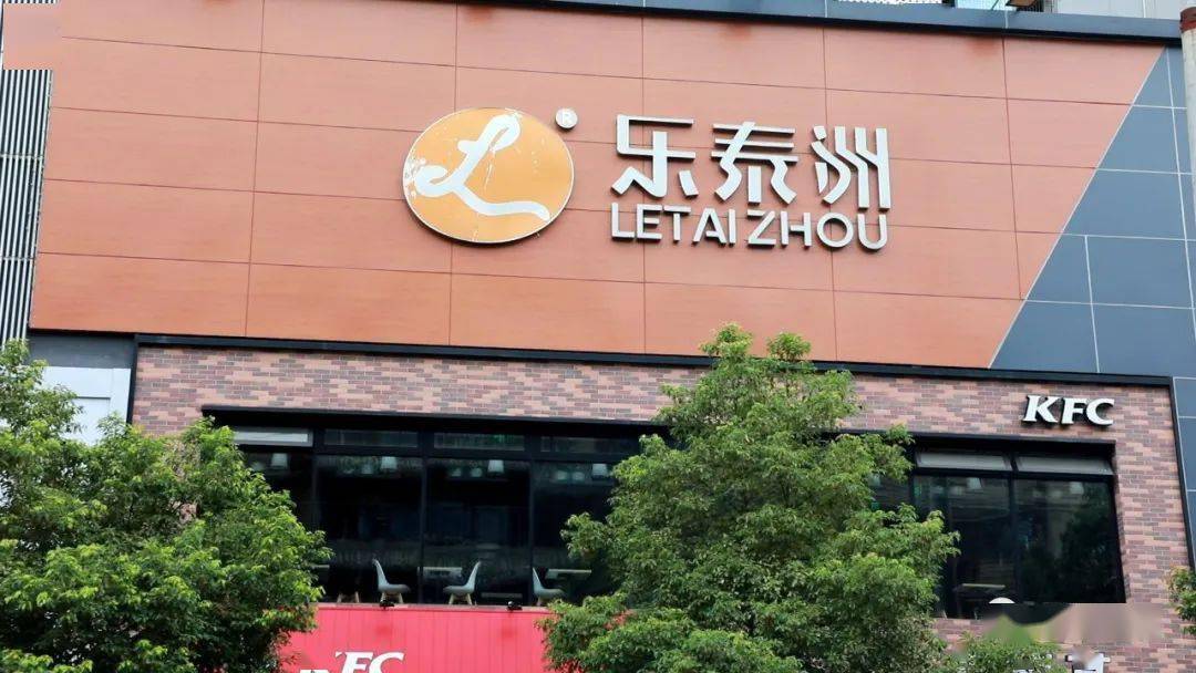 在乐泰洲百货超市,消费扶贫专区面积占到了近200平方