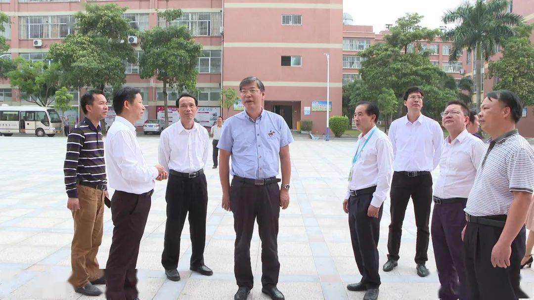 考察团一行在阳西县人大常委会主任谢国雄,县领导吴臻,李伟文等的陪同