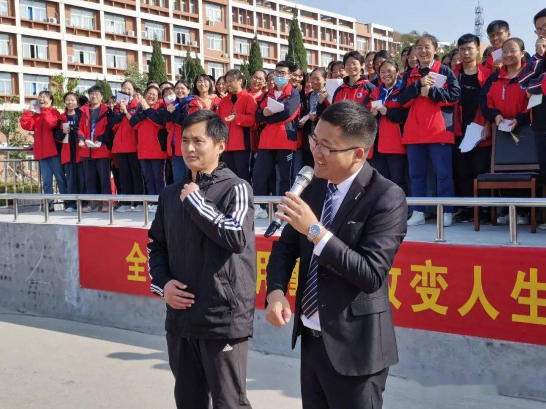 拼搏圆梦高考必胜河南省永城市高级中学高考励志演讲报告会