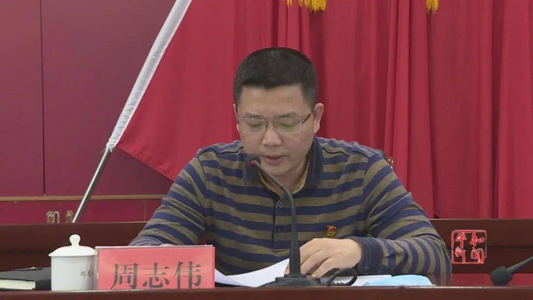 县委宣传部副部长,文明办主任卢胜作相关业务说明.