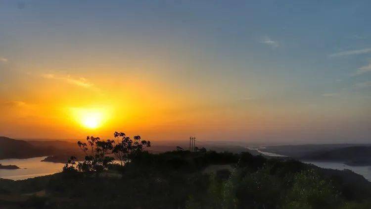 初升的太阳霞光映红了天