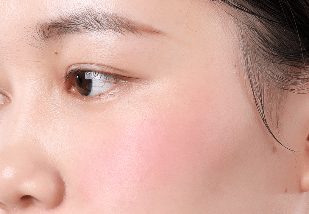 它类似染唇液的质地不是很容易卸除,需要用眼唇卸