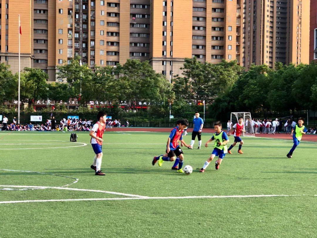 10月27日,2020年岱山实验小学第七届"校长杯"校园足球班级联赛高年级