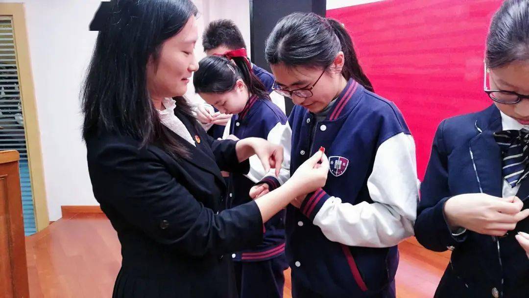 凝聚新力量建功新时代上海市格致中学新团员入团仪式