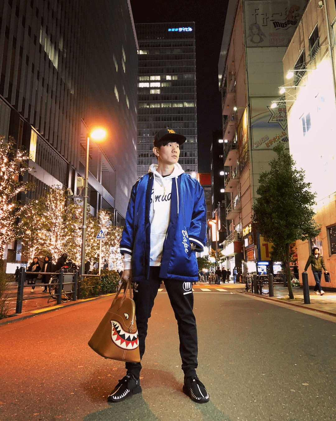 林俊杰真一点没变,红色卫衣造型朝气满满,和以往对比没多大区别