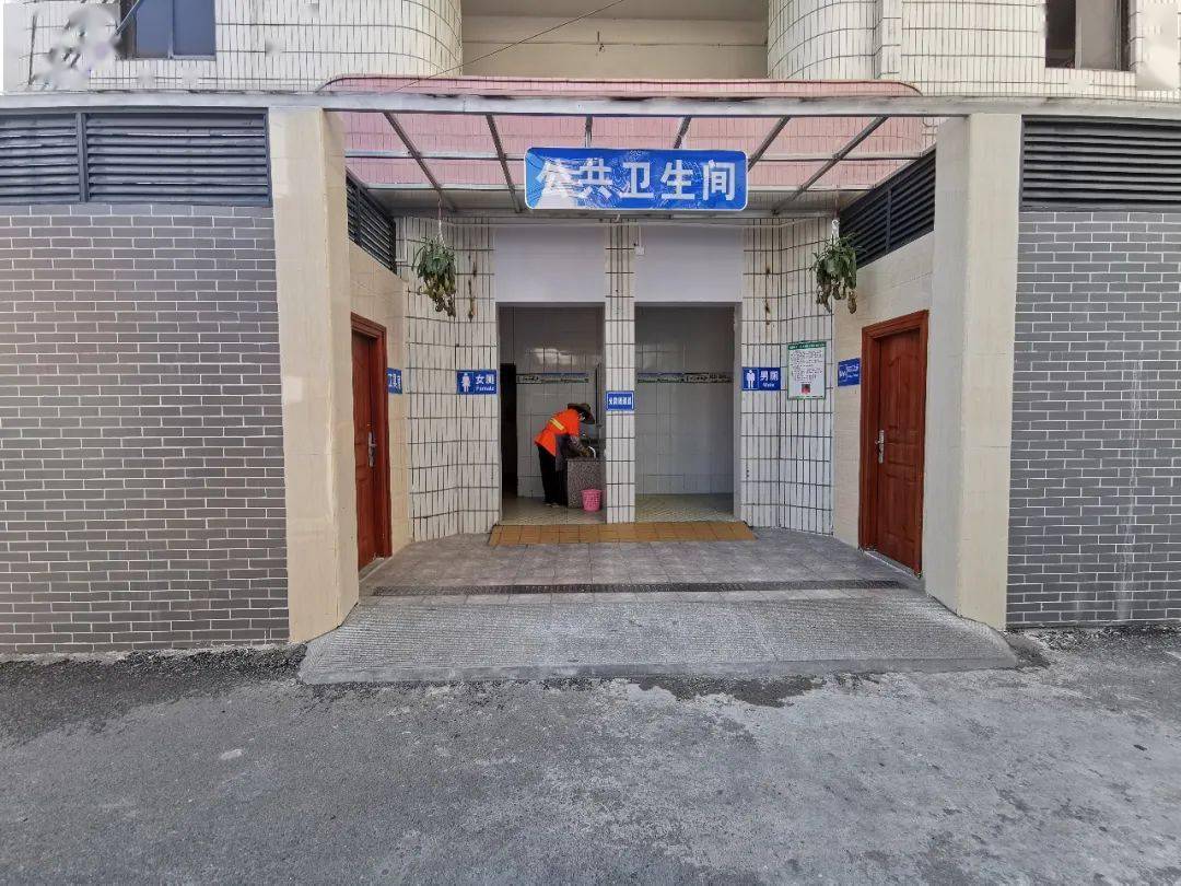 群众如厕不方便的问题,区环卫管理所对城区4座城市公共厕所进行改造