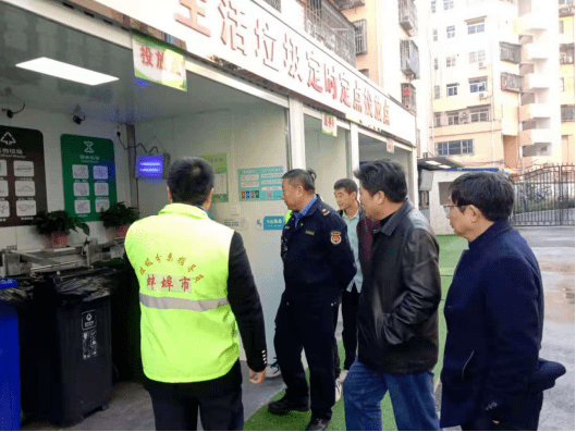 龙子湖区副区长马开丰,区城市管理局局长李春宏,东风街道党工委书记王