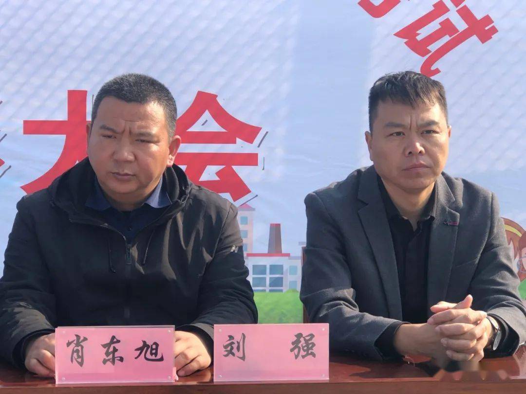 鹿邑实验二小对先进师生进行表彰