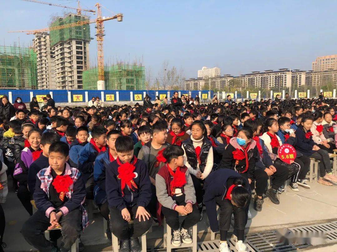 鹿邑实验二小对先进师生进行表彰