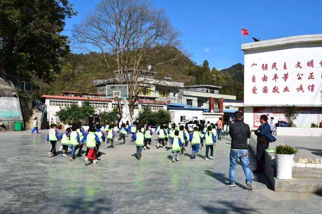 安顺平凡志愿者紫云猴场平坝小学暖冬之行