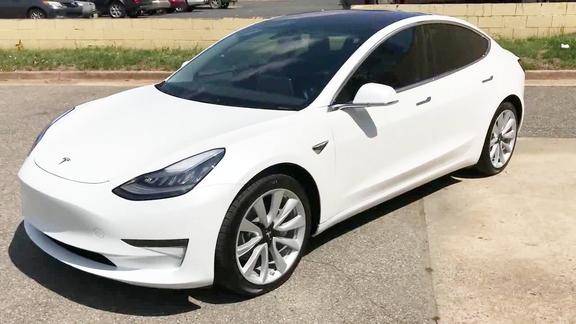 漂亮的环保选手实拍白色特斯拉model3