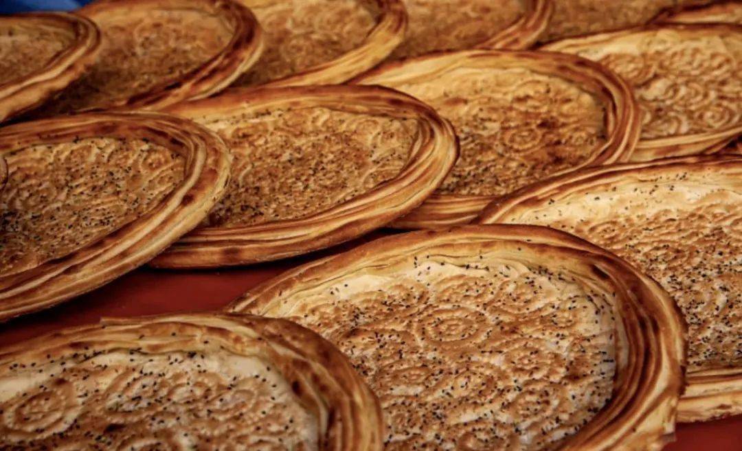 当你凝视馕坑时,里面的烤馕,羊肉,烤包子也在凝视你