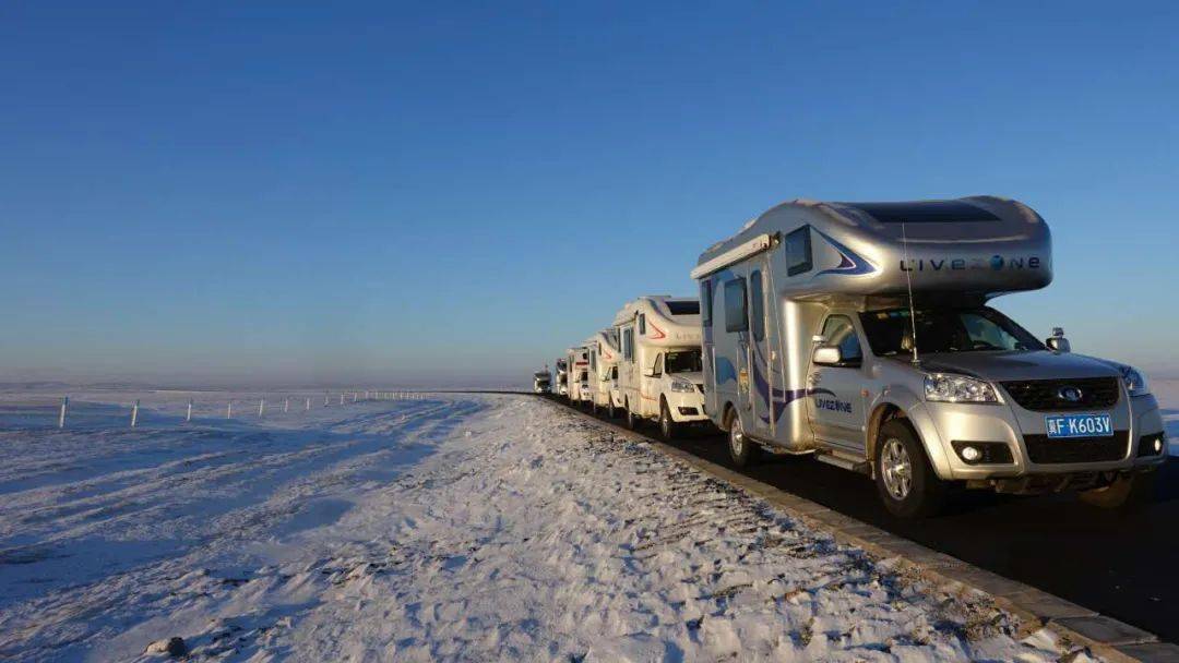 雪地玩房车对房车生活是一种挑战他们选择玩房车还是选择出门看看雪景
