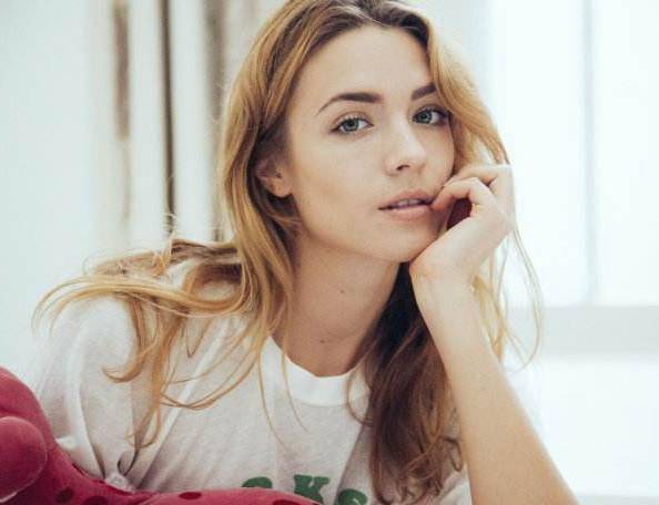 paula deanda出生于1989年11月3日,16岁出道,歌曲风格以r&b为主,是一