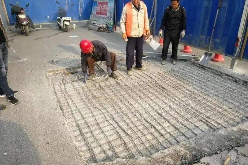 汉台区市政工程管理处工程科副科长张喜波介绍说,此次桥面维修是因为