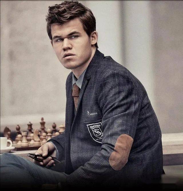 magnus carlsen与其他年轻人并无二样,但这个挪威的小伙子是名专业棋