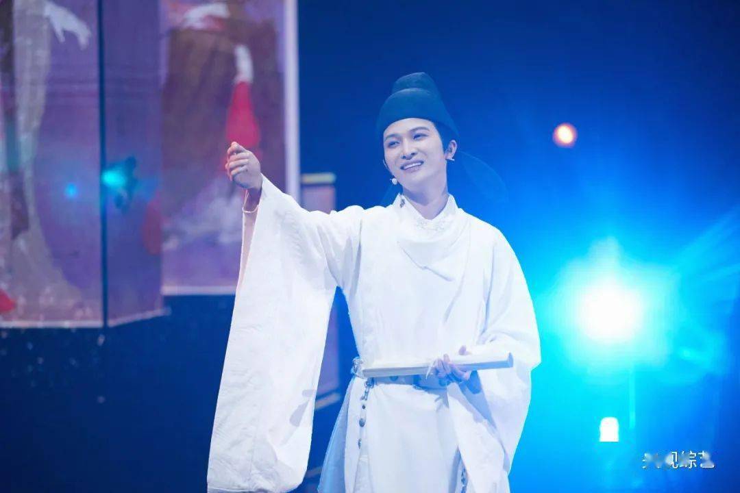 衣尚中国主题曲画绢抢先听周深手持画绢为你而来