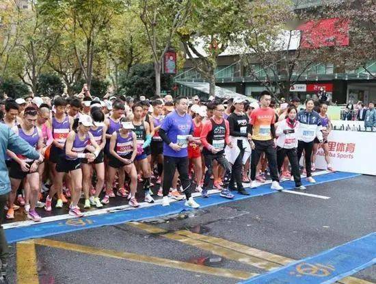 航模世界冠军冯锐领跑半马(首排左一)最后,健美操世界冠军胡邦达也是