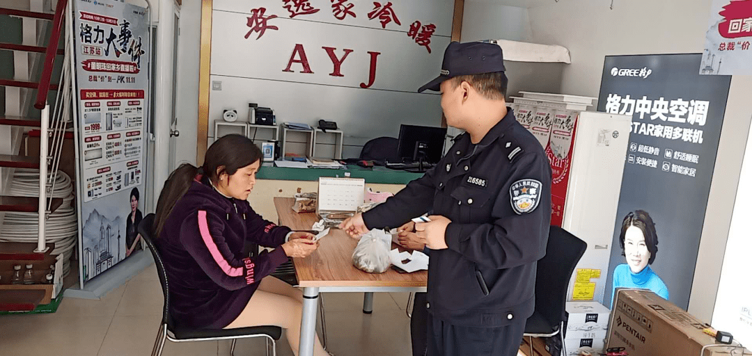 江浦珠江派出所民警何建明,是團結社區1號網格的政法網格員.