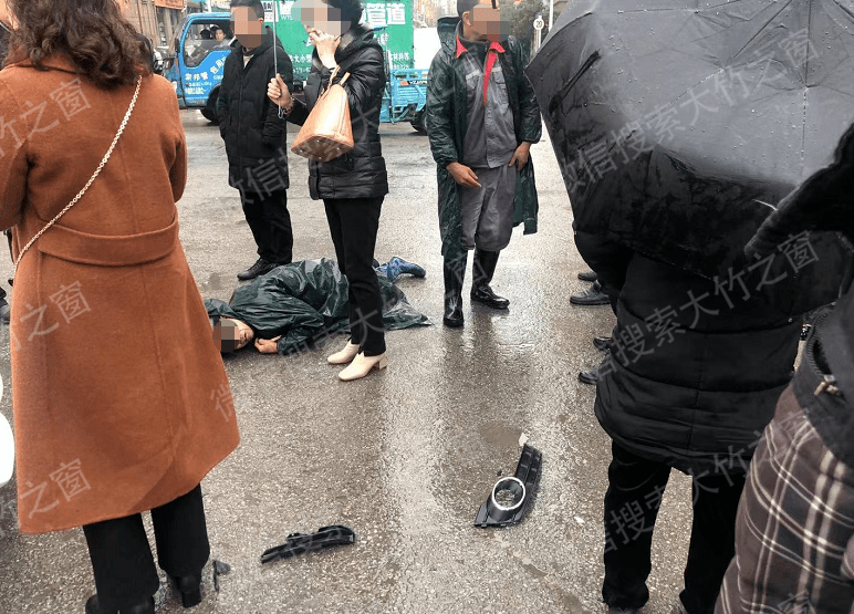 大竹这个十字路口又发生车祸男子倒地呻吟