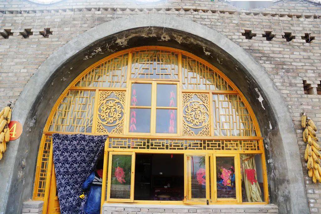 来这里体验淳朴美好的固原民俗风情,除此之外还有窑洞宾馆也很不错