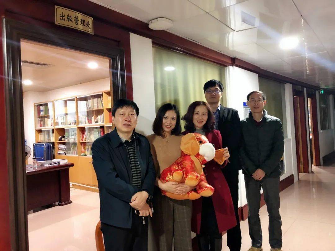 2017年初,原自治区新闻出版广电局出版管理处全体同志合影.